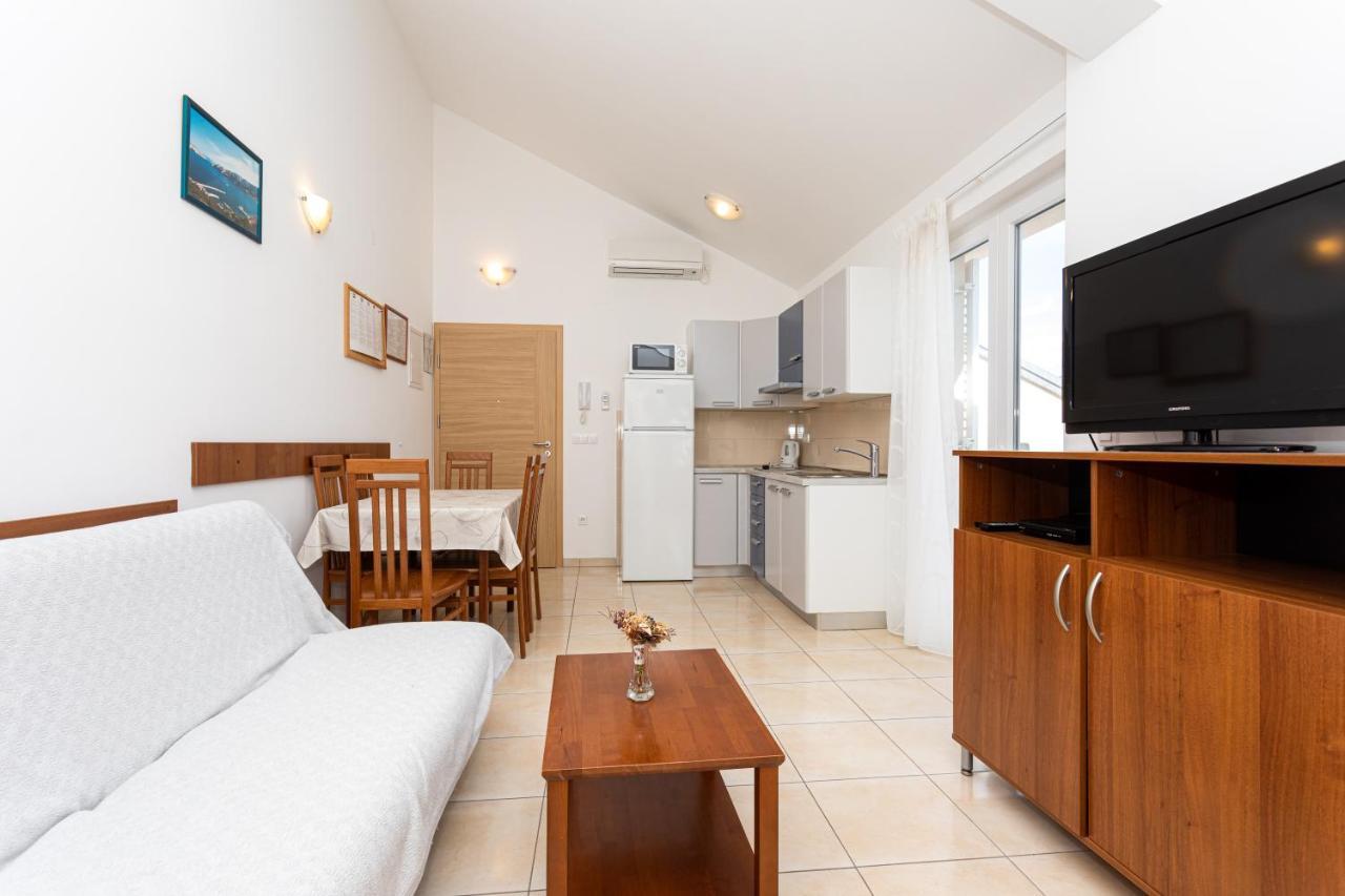 Apartments Crnekovic V Baska  Exterior photo