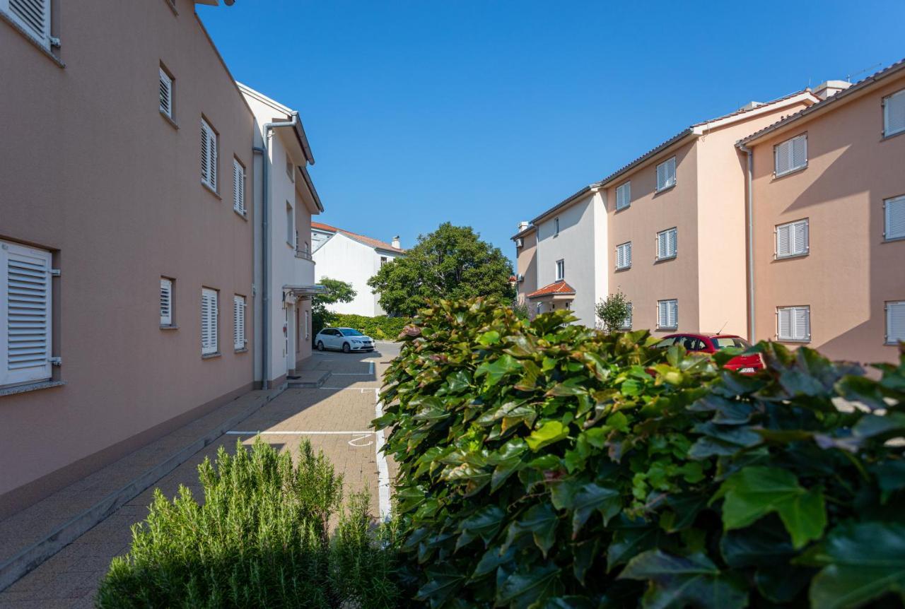 Apartments Crnekovic V Baska  Exterior photo